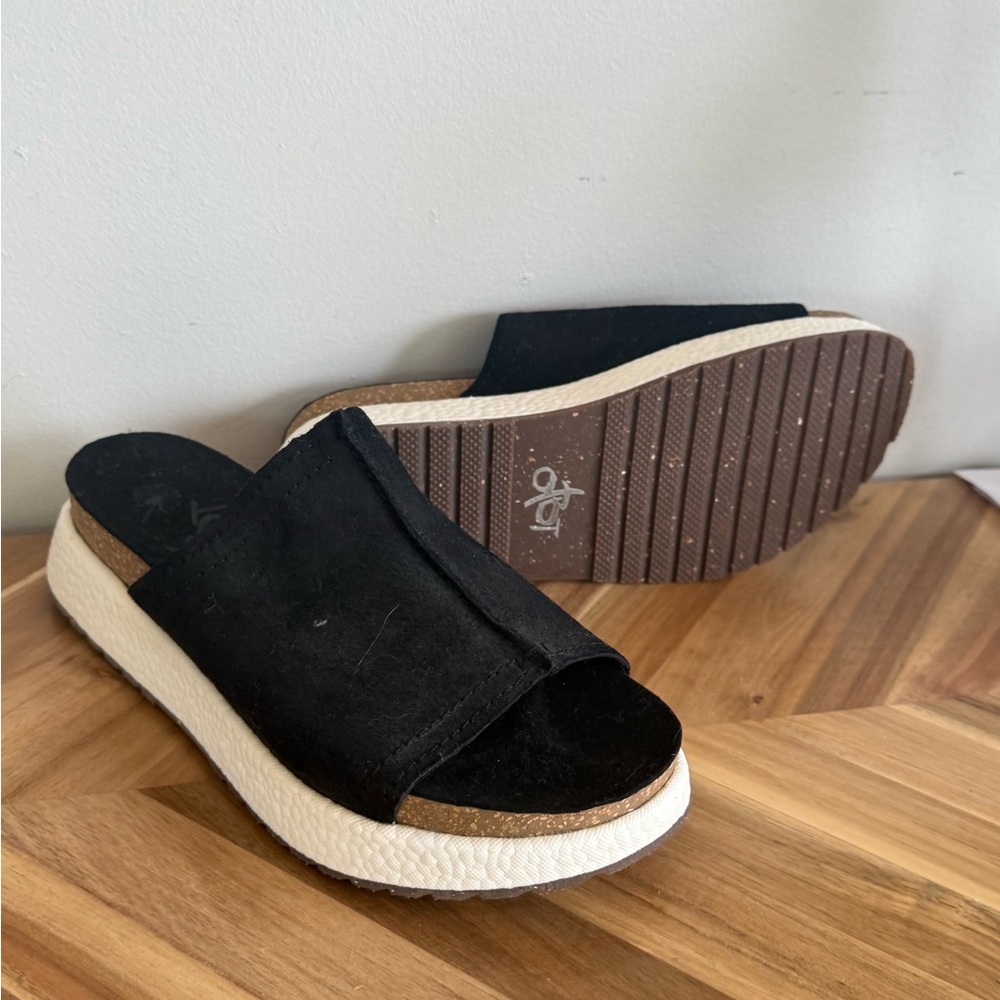 OTBT Black and White Mules